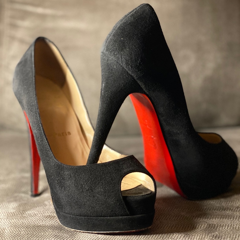 🚨Well loved Black Suede Louboutin heels 🚨